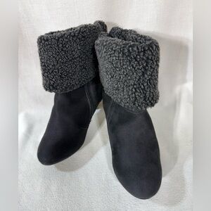 Judith (TM) Women's Black faux Suede Ankle Boots with Faux Fur Cuff Size 7.5